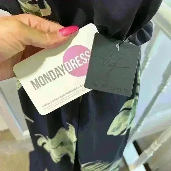 Floral leaf summer dress NWT, Size small - Picture 4 of 8